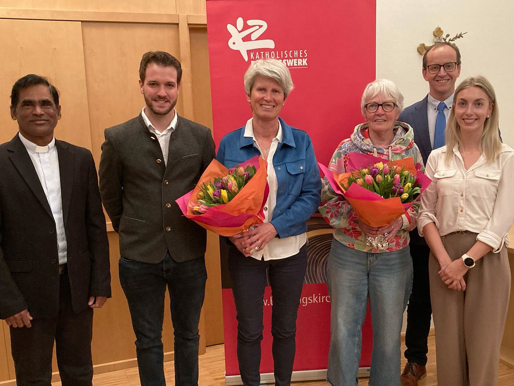 Im Bild (v.l.n.r.): Pfarrer Ananda Gopu, Vizebürgermeister Stefan Höllwerth, Ingeborg Eder-Donauer, Mag. Edith Nindl, MMag. Dr. Andreas G. Weiß, Elisabeth Wagner MA