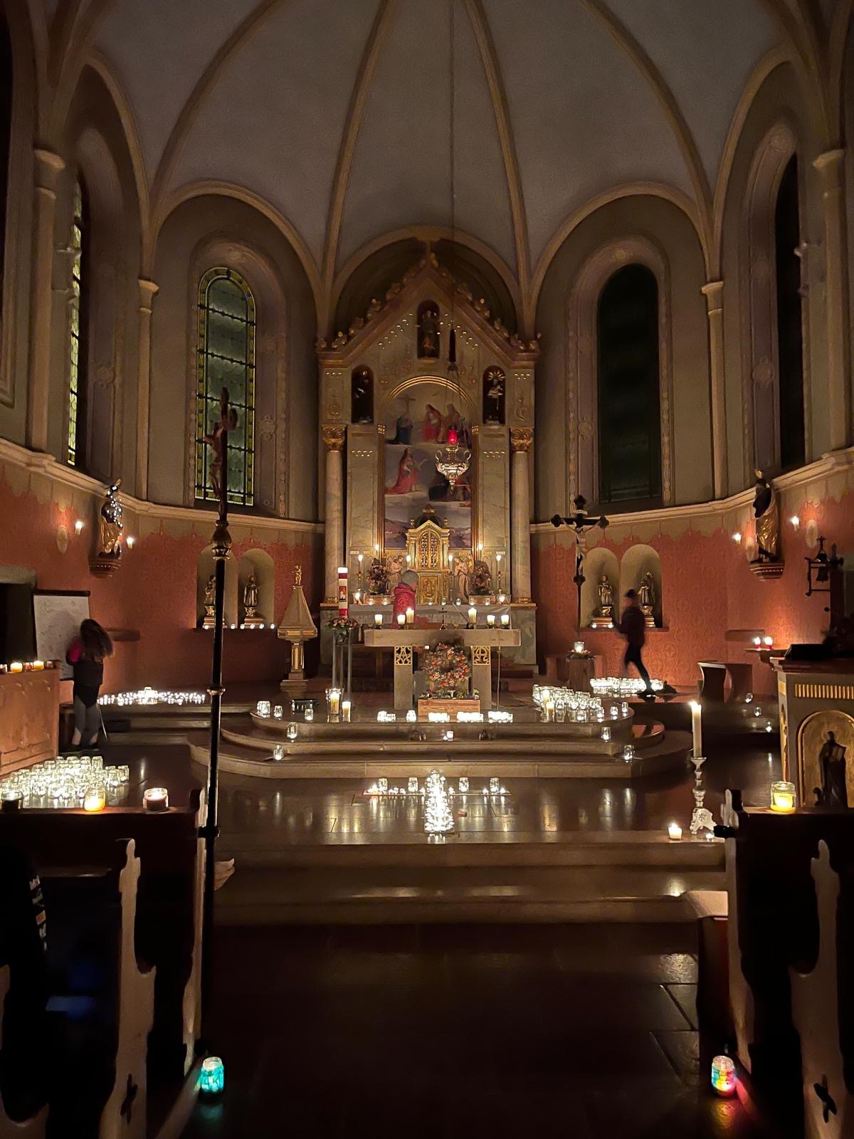 Fast 1.000 Kerzen erleuchteten die Kirche