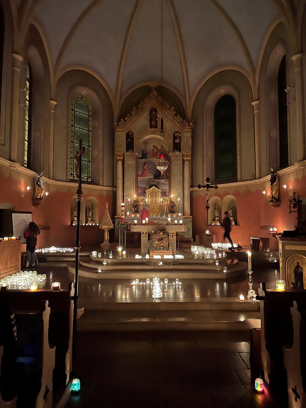 Fast 1.000 Kerzen erleuchteten die Kirche