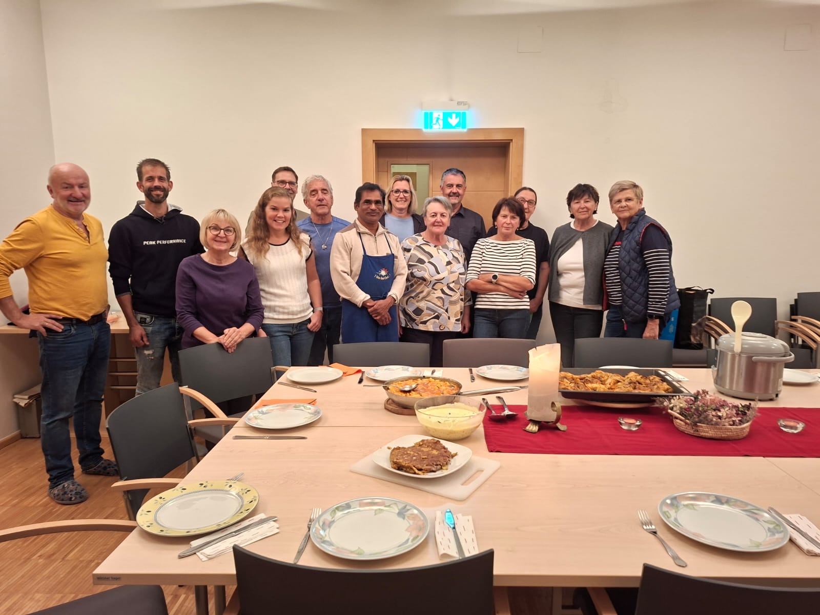 Die Teilnehmerinnen des ersten Workshops, gekocht wurde Indisches Curry Huhn mit Reis